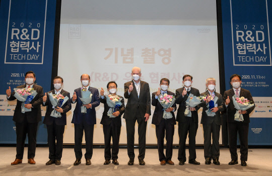 알버트 비어만(왼쪽 다섯 번째) 현대·기아자동차 연구개발본부 본부장(사장)이 11일 경기 화성시 소재 롤링힐스 호텔에서 열린 '2020 R&D 협력사 테크데이' 행사에서 우수 협력사로 선정된 업체 관계자들과 기념촬영을 하고 있다.<현대자동차 제공>